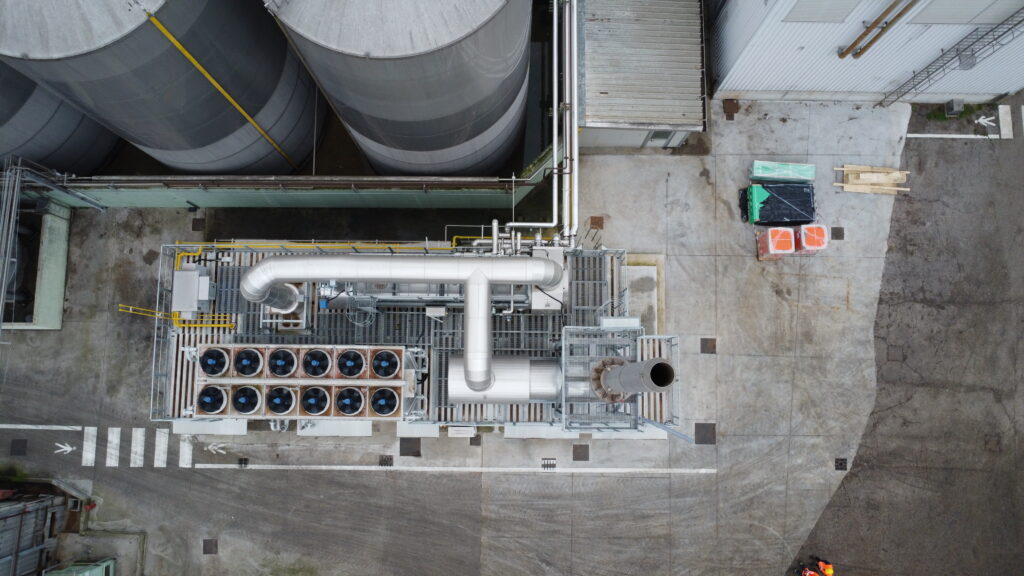 Un impianto di cogenerazione industriale realizzato da White Energy Group. L'autoproduzione di energia termica ed elettrica in loco mette al riparo gli stabilimenti dalle micro-interruzioni della rete nazionale."