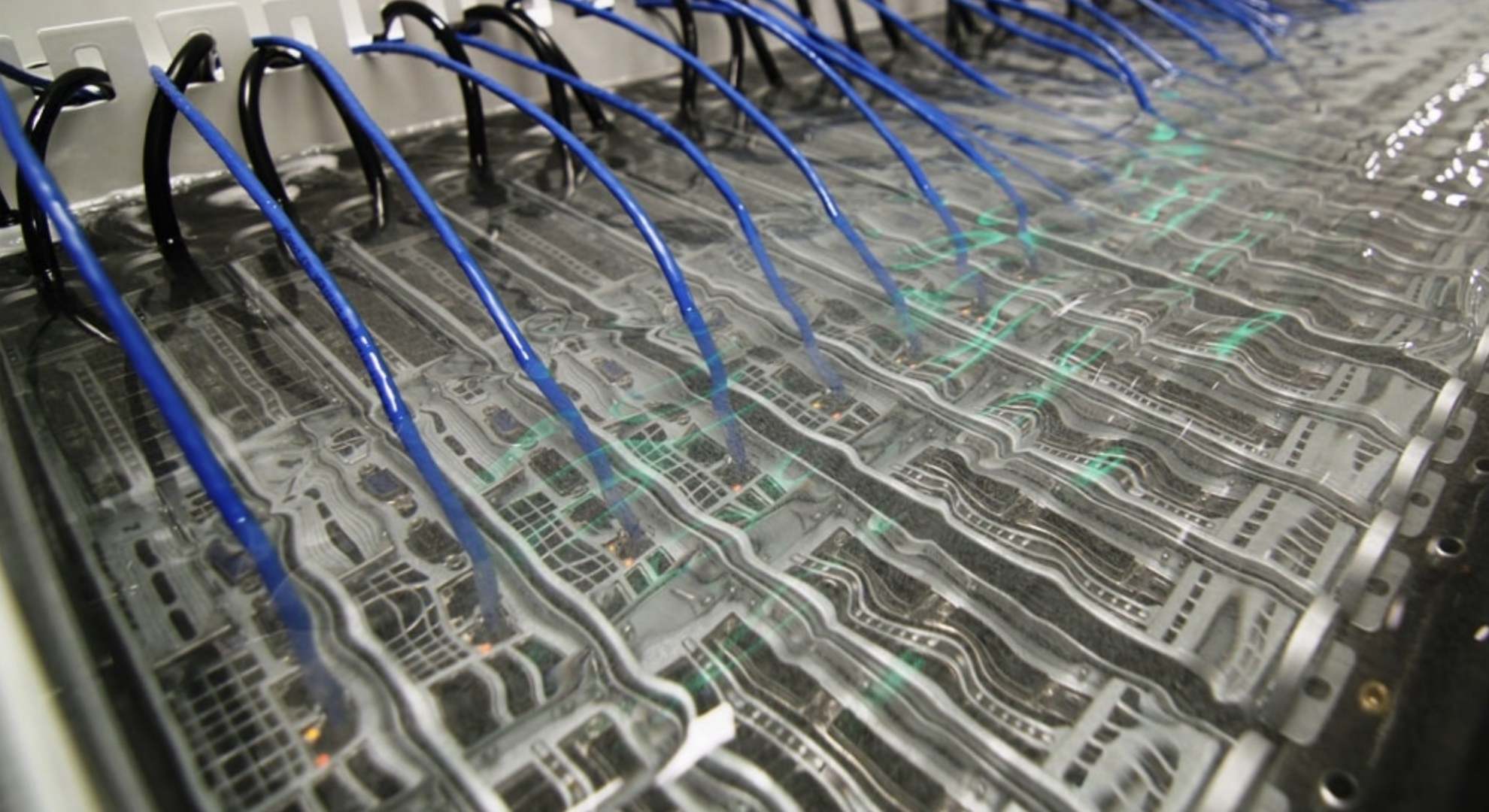Data center: raffreddamento a immersione immersion cooling.
pue data center (e la variante long-tail abbattere pue sotto 1.3)
